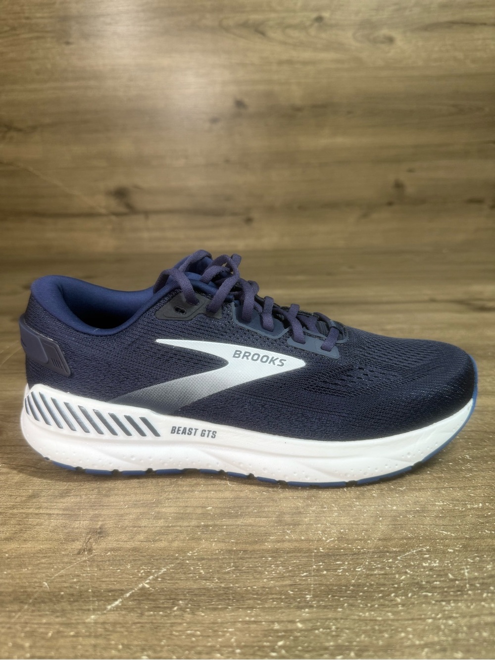 NIB Brooks Beast GTS 24 Men’s 9.5 D Peacoat True Navy White Running Shoes 110425